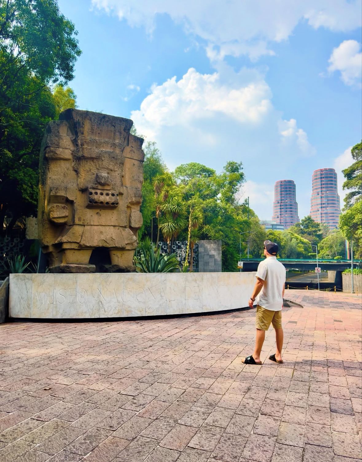 Omar frente al Museo Nacional de Antropología en México