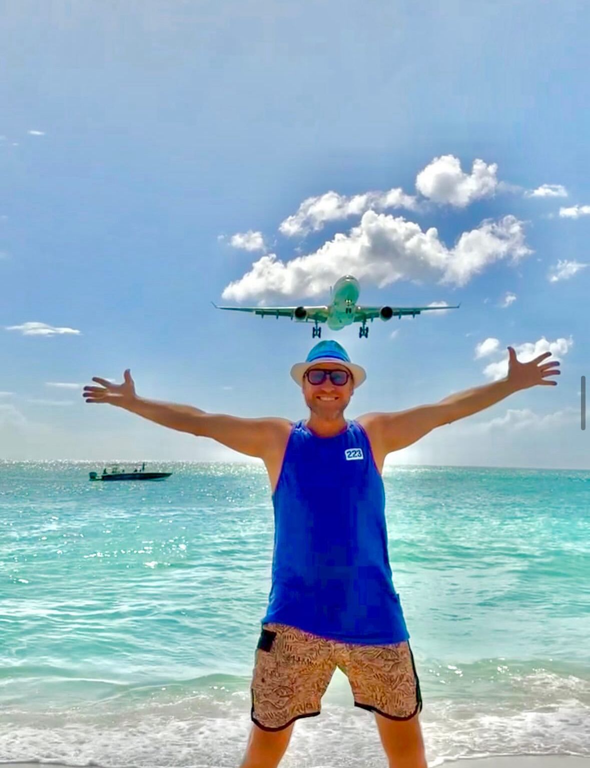 Omar en la playa de Maho con un avión aterrizando