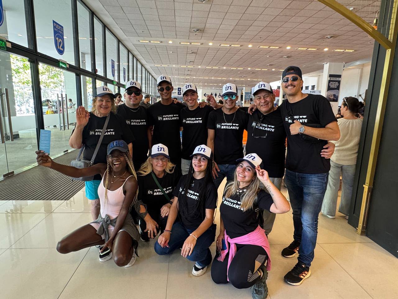 El equipo Futuro Brillante viajando junto a Franco
