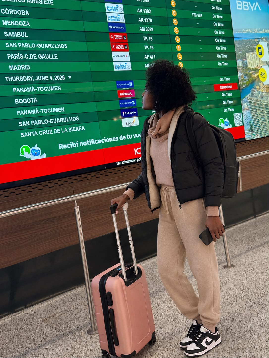 Mariana en el aeropuerto lista para viajar