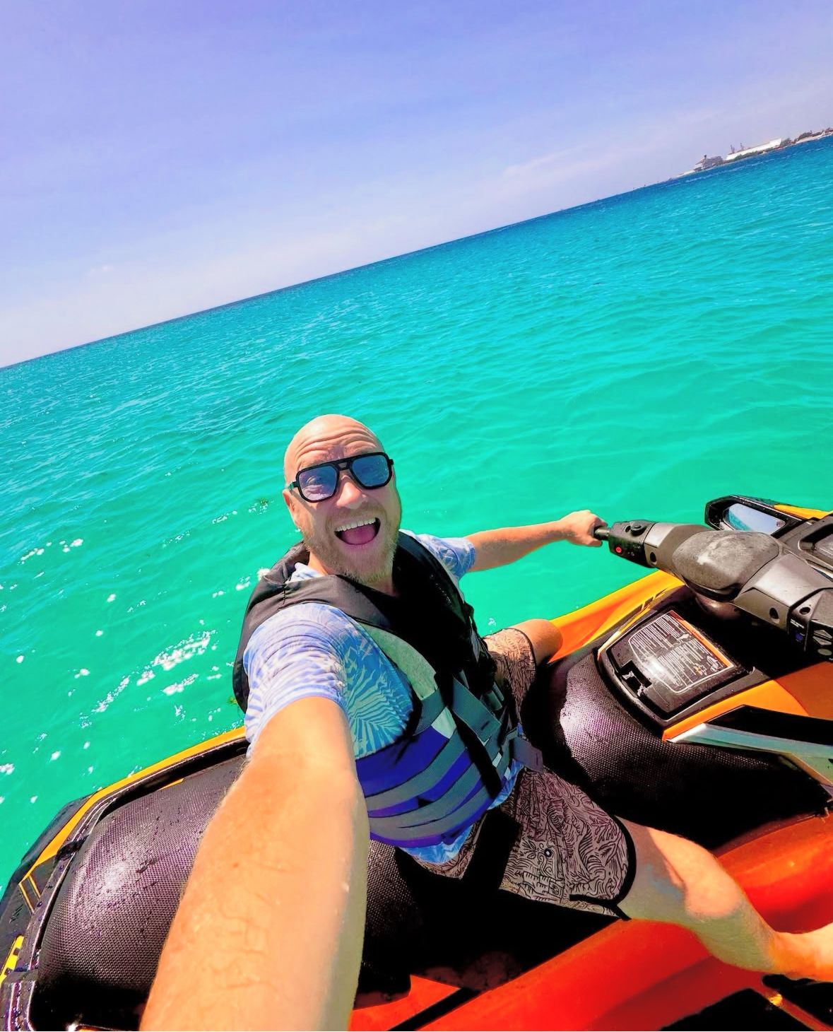 Omar en moto de agua en el Caribe