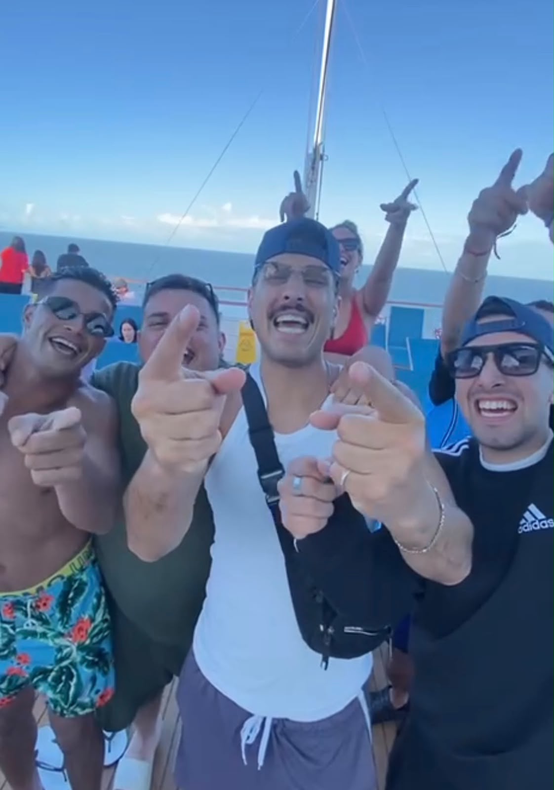 Franco Martín con amigos disfrutando del crucero