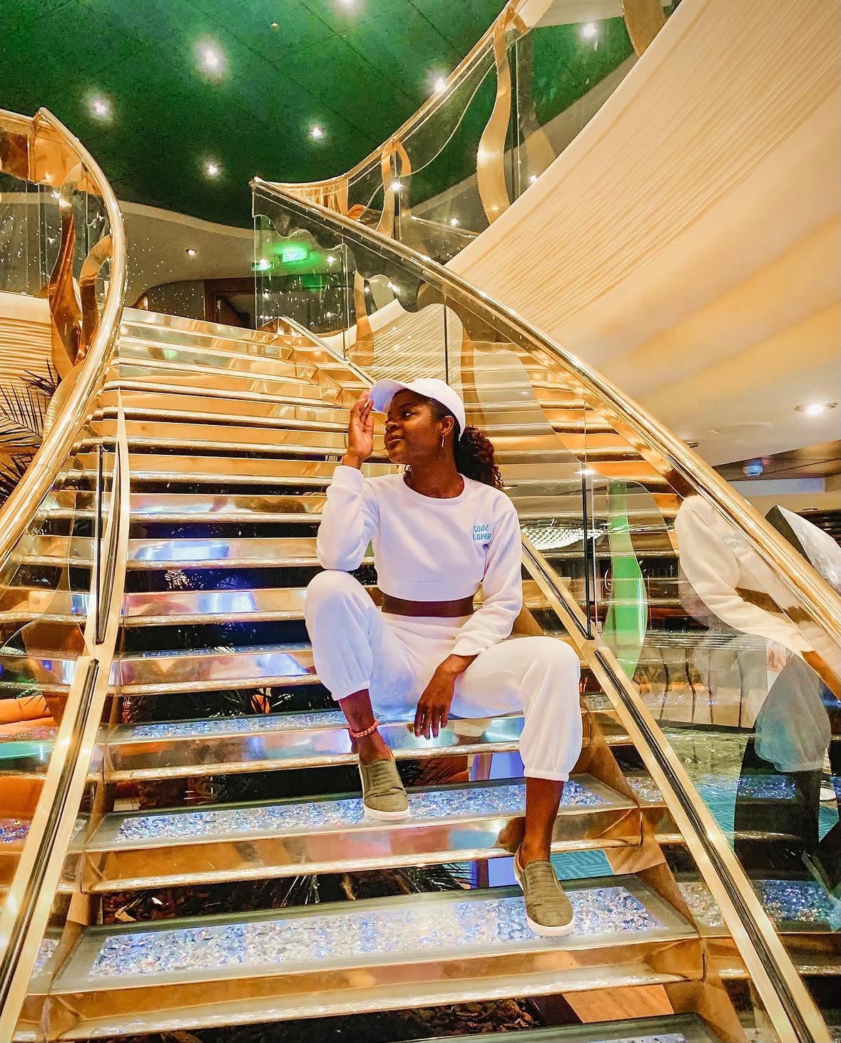 Mariana en la escalera principal del crucero