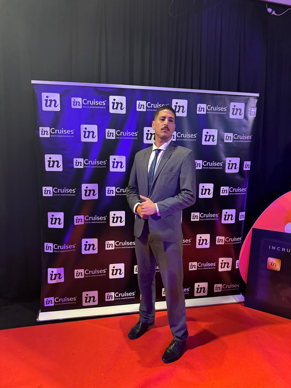 Franco Martín en la alfombra roja de un evento inCruises