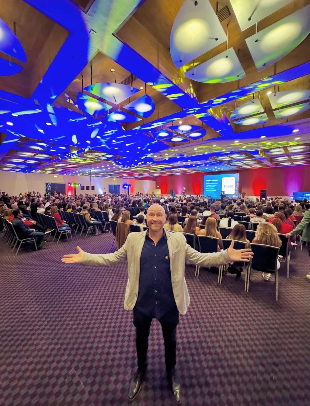 Omar en un evento con cientos de personas