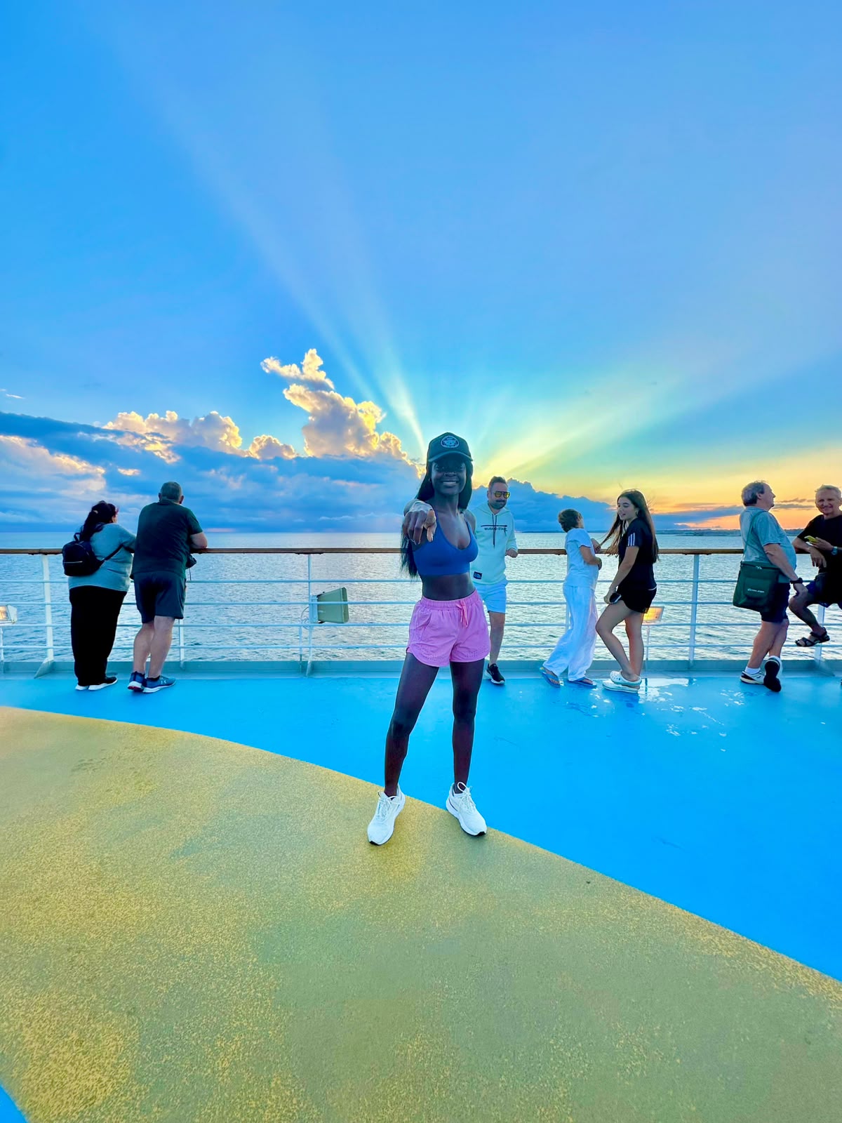 Mariana en la cubierta del crucero al atardecer