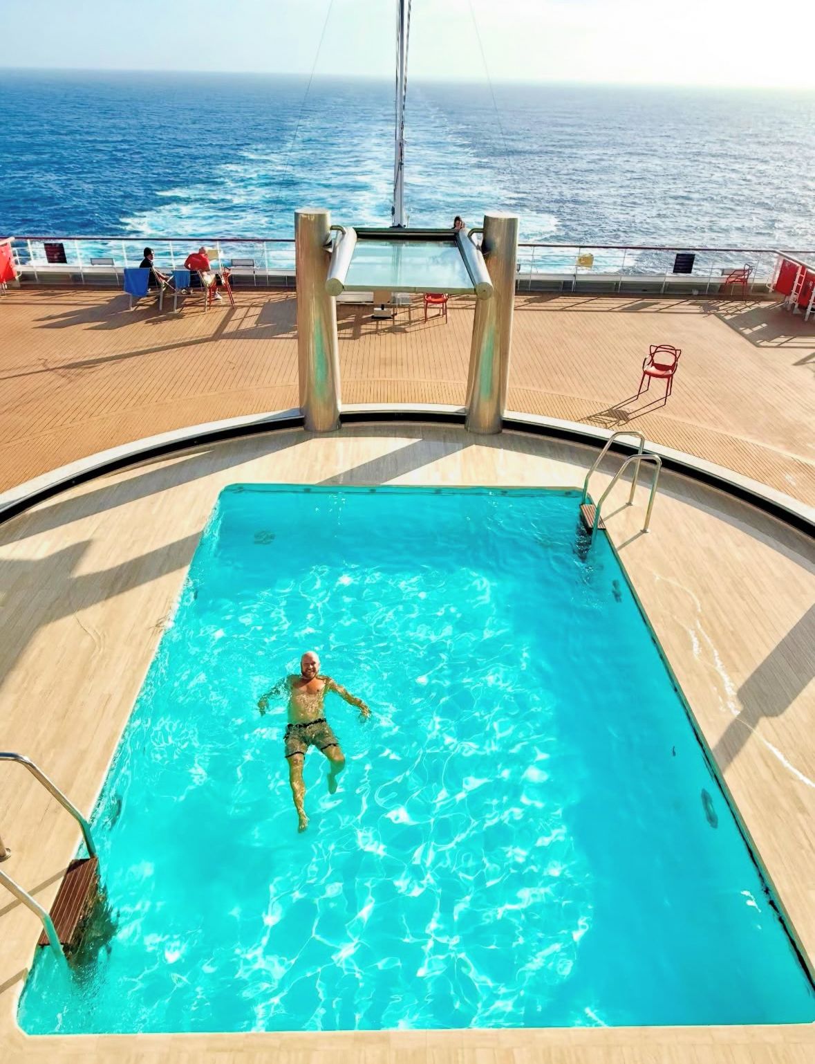 Omar en la piscina del crucero