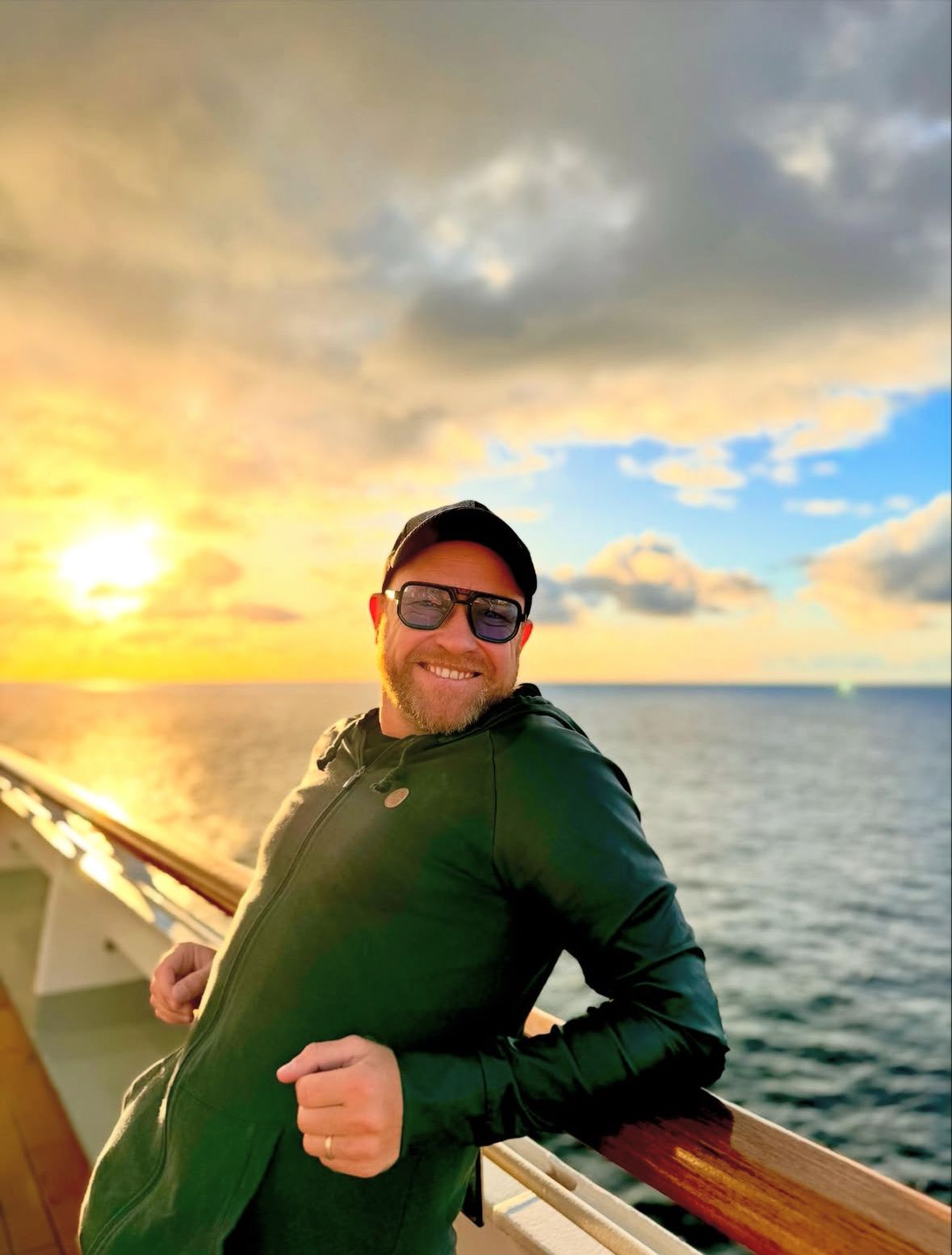 Omar en la cubierta del crucero al atardecer